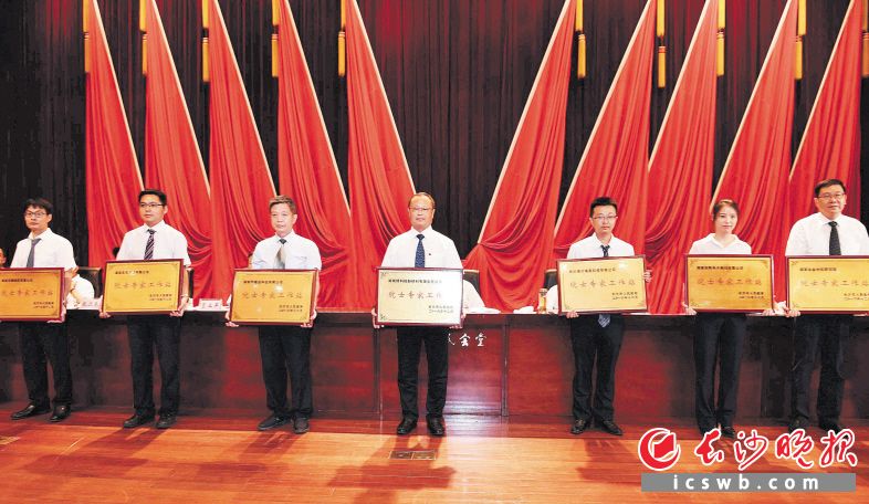 　　在昨日召開的長沙科技創(chuàng)新大會上，省、市領導向院士專家工作站授牌。長沙晚報記者 周柏平 攝